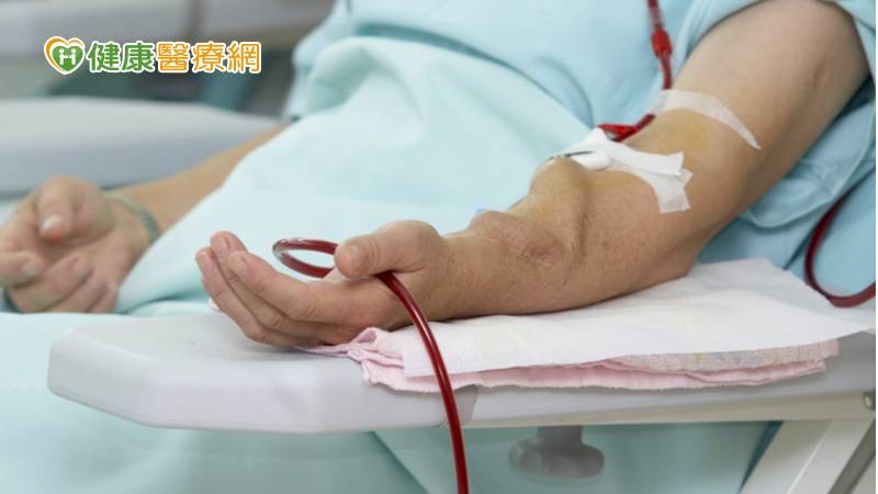 無論是血液透析或腹膜透析，一旦發生地震或火警時，患者都不可以自己亂拔針，否則可能會導致大量出血或空氣進入循環造成氣栓，而有生命危險，萬一碰上大地震，也必須由醫師或護理長現場決定是否能繼續洗腎，患者避免自行決定。