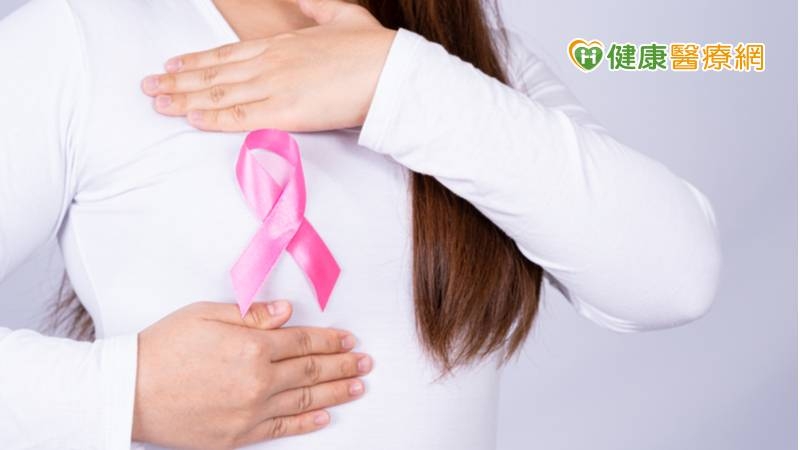 乳癌年輕化已成為趨勢，因此乳房自我檢查更顯重要，女性可選在每月月經後一星期，此期間因荷爾蒙變化，乳房變的較軟、較小時來檢測