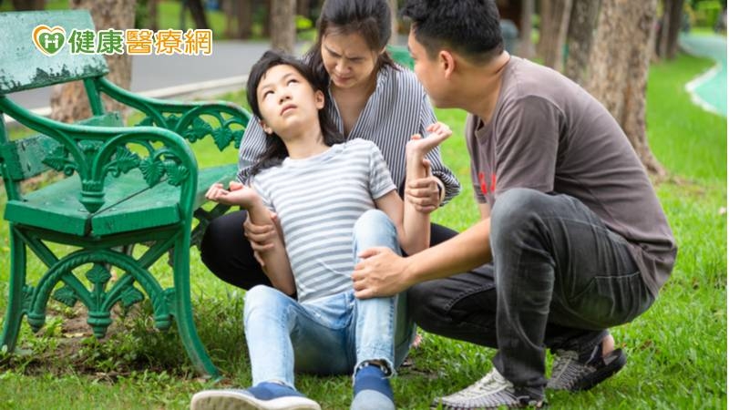 若碰上癲癇急性發作時，應陪伴病人直到發作停止（通常五分鐘內會自然停止），期間請保持冷靜，請勿試圖強迫病人停止抽搐，避免頭部、四肢受傷，維持呼吸道的通暢，切勿塞任何堅硬東西到病人口中