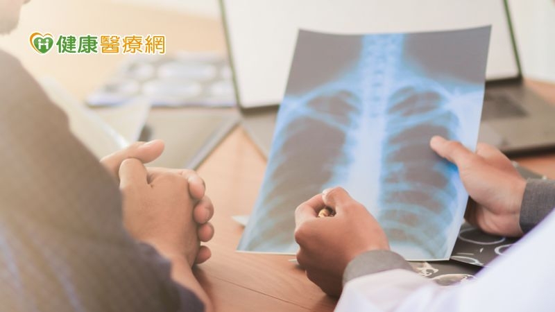 王喬弘醫師指出，有些罹患第三期非小細胞肺癌的患者，會擔心化放療的副作用而遲遲不敢踏出去，鼓勵患者「找到專業醫師」，醫師們通常都能針對療程中的副作用進行治療，度過化放療期間的不適感，找到最適治療方式