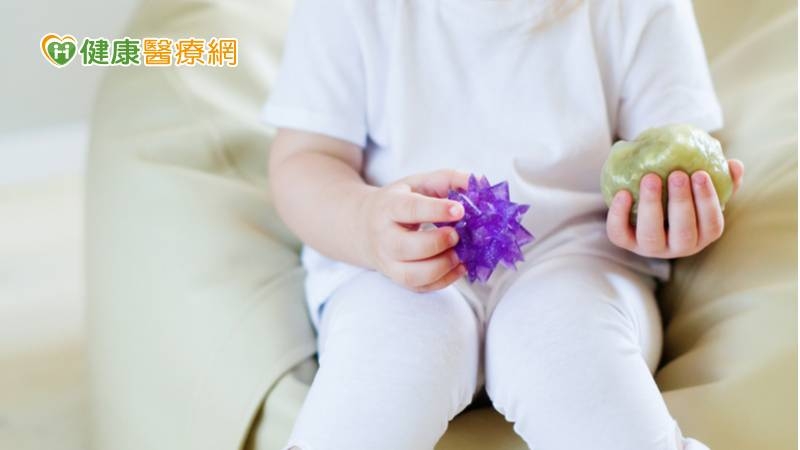 兒童發展遲緩的原因有很多，目前已知基因遺傳及環境因素的影響為最大，而環境因素包括後天營養、家庭環境刺激等。