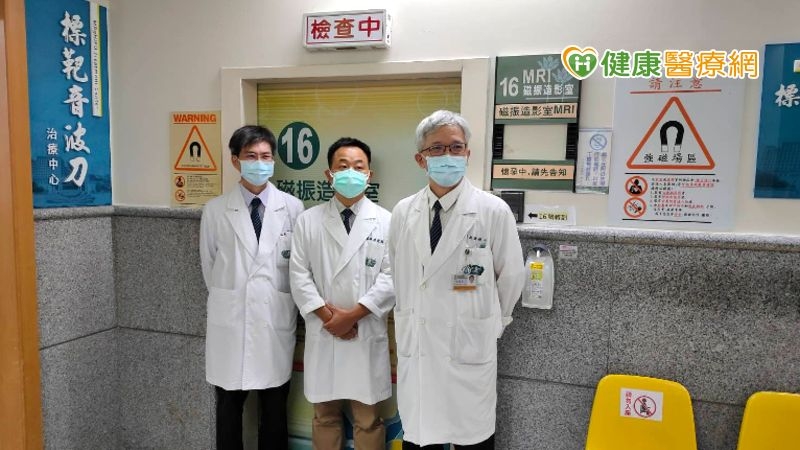 醫師們（由右至左：許鈞碩主任、陳建翰醫師、林肇柏醫師）提醒，子宮肌瘤難預防，有相關不適症狀，請儘早至醫院檢查。