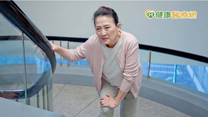中華民國骨質疏鬆症學會(TOA) 問卷調查指出， 近5成民眾在疫情後有行動力問題。黃兆山理事長提醒，熟齡民眾防疫期間運動減量，可能直接衝擊肌肉量並提升骨骼健康的風險。