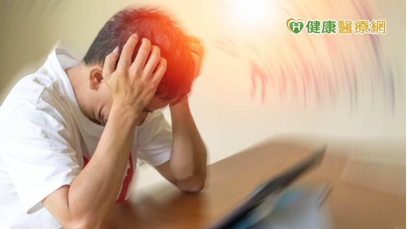 次發性頭痛則代表背後可能有其他疾病因而導致頭痛，比如腦出血、腦瘤、腦膜炎及癲癇等，必須透過醫師詳細問診後才能找出潛在的次發性頭痛病人，像李先生提到「打噴嚏咳嗽會讓頭痛惡化」及「頭痛讓他痛醒」就是非常需要注意的警訊。