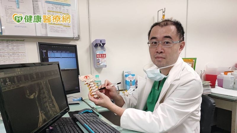 頸椎保健：吳聖文醫師提醒，預防勝於治療，平時就要保持頸椎正確姿勢，避免長時間低頭，如有肩頸痠痛、四肢麻木症狀時，應至神經外科診療，避免病情惡化。
