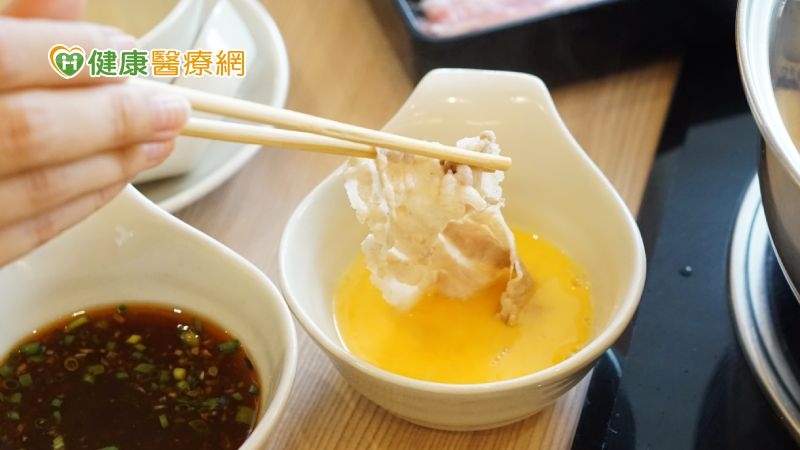 食品營養中心許惠玉主任說明，蛋殼表面因沾染雞糞，容易附著大腸桿菌及沙門氏菌，若打蛋前未將表面清洗乾淨，蛋殼與雞蛋會互相接觸，造成病原菌的汙染。