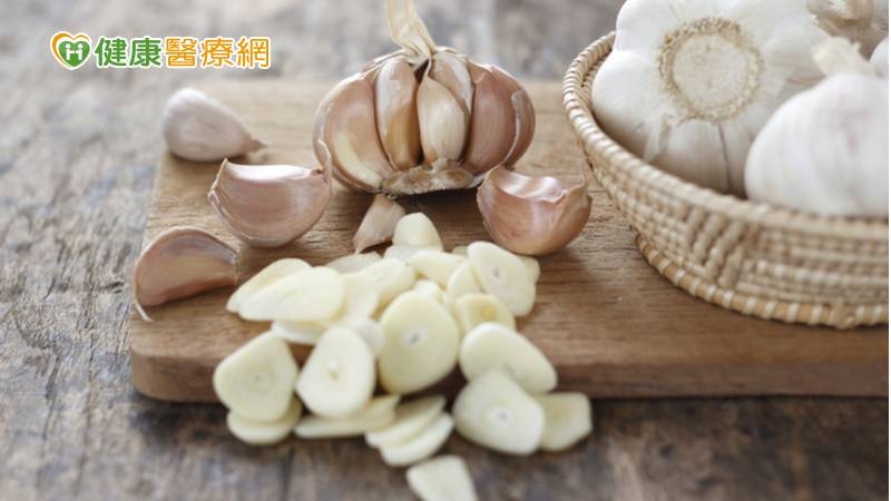 營養專家常鼓勵大家多吃青花菜、大蒜，因為這些食物有助抗癌。