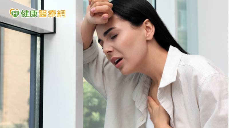 大多數患者染疫前都屬於健康族群，無慢性病史，但染疫之後出現突發或持續性心跳加速，有些人還伴隨有疲倦、頭痛、胸悶等現象。