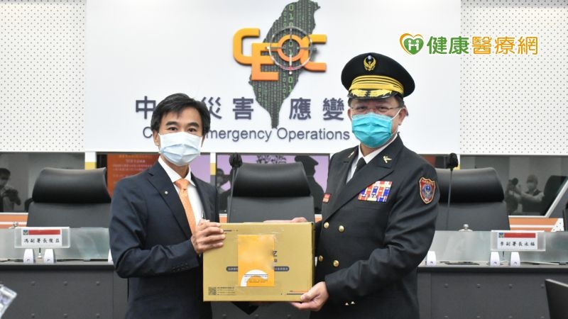 杏福醫藥廠商總經理李昆錦(左1)、內政部消防署署長蕭煥章(右1)