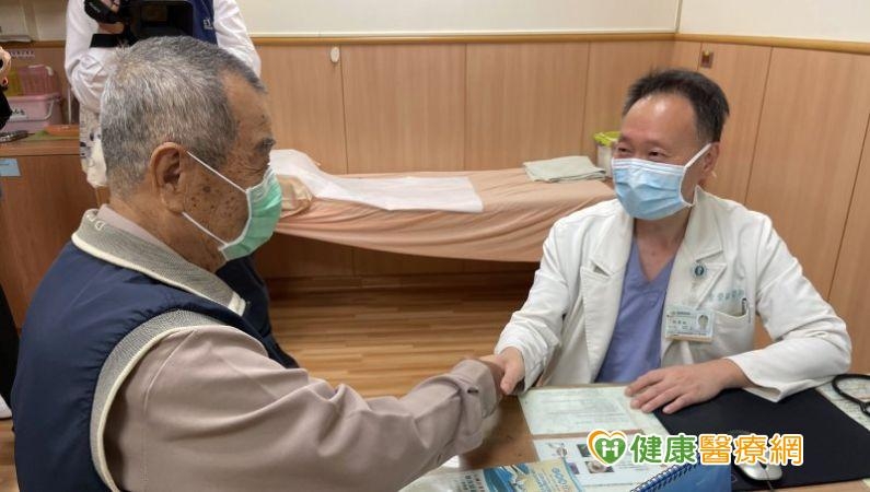 病人復原狀況良好，余榮敏醫師握手道恭喜。 (臺中慈濟醫院/提供)