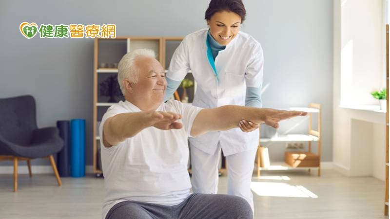 長者預防失能、避免衰老　治療師授2彈力帶運動對抗