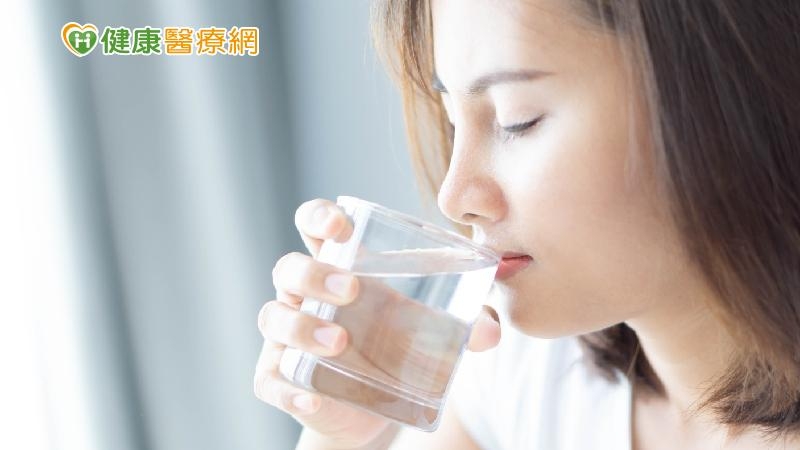 吃東西也算喝水量？　最新研究：每天喝8杯水太多了