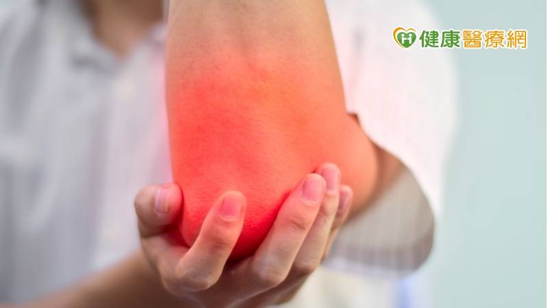 35歲男長期打手遊  手指變形慘成「鷹爪」