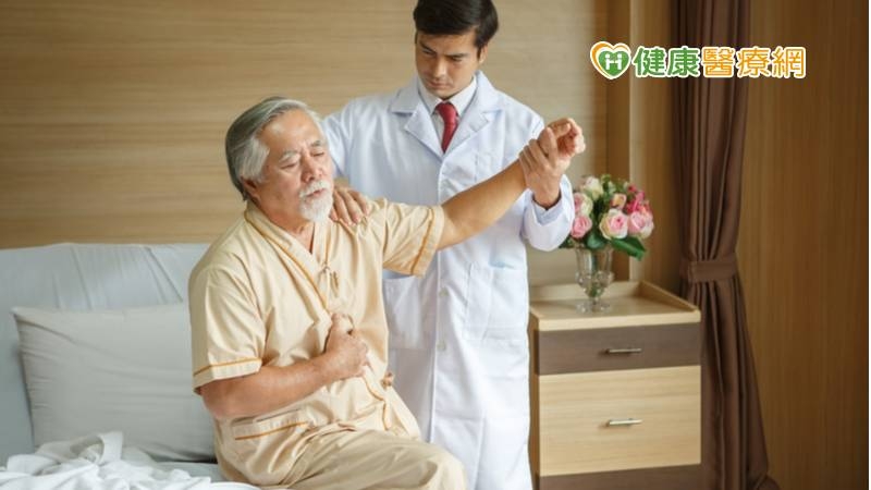 新型反式人工肩關節　置換手術後獲重「伸」