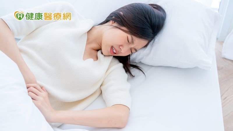 妙齡女卵巢扭轉致劇烈腹痛　術中驚見「長頭髮、牙齒畸胎瘤」