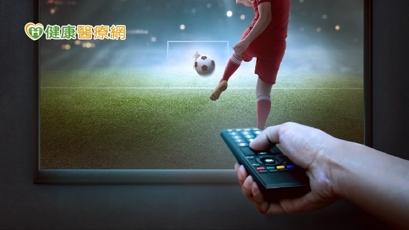 熬夜看世足肝會哭！  醫揭「意外影響」：小心腦中風！