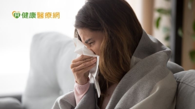 流感高燒、嘔吐、呼吸困難　小心是肺炎腦炎前兆！