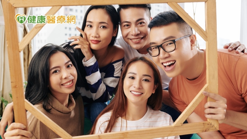 別怕尷尬癌發作！　專家：和老朋友聯絡有助長壽