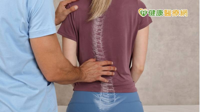 結合AR眼鏡及導航定位　完成高難度脊椎手術