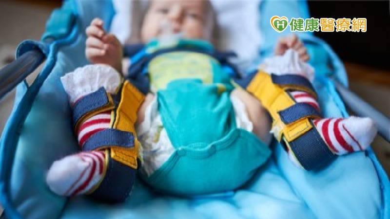 這些NG抱姿、包覆恐害新生兒長短腳！　「這方式」降低機率