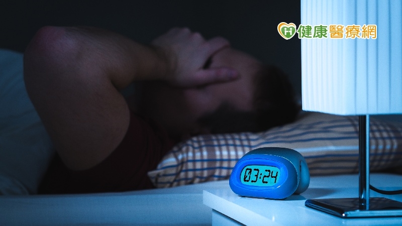 秒睡者染疫後反變難入睡、容易醒　睡眠障礙怎麼解？