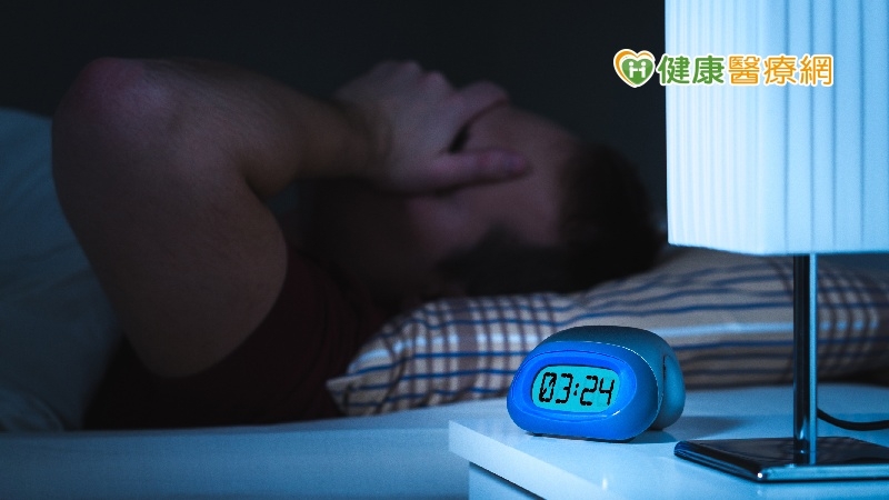 秒睡者染疫後反變難入睡、容易醒　睡眠障礙怎麼解？