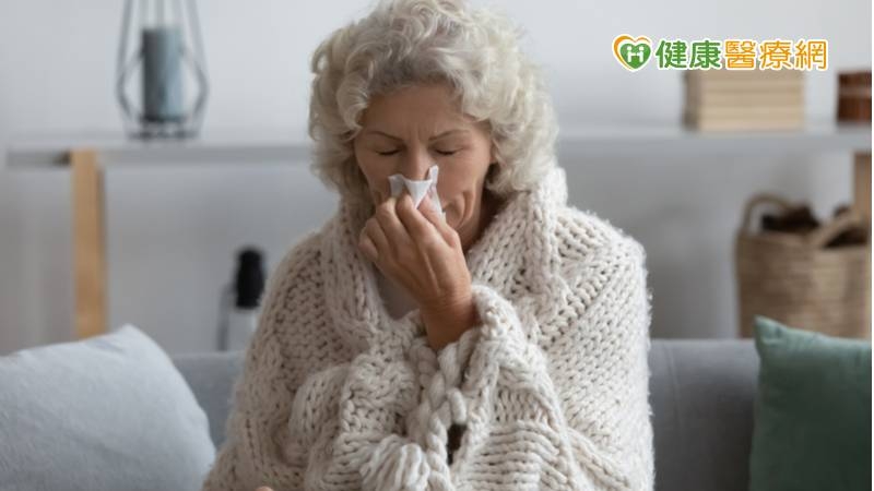 鼻血、鼻涕流不停吃藥無效　婦人就醫驚見「鼻竇長牙齒」