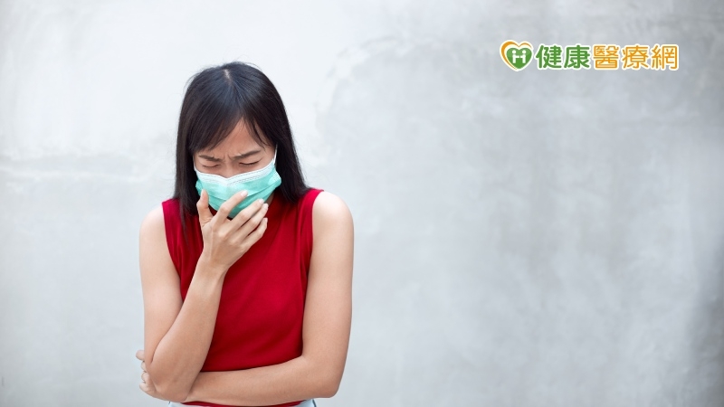 染疫後常見反覆咳嗽、喉嚨沙啞　這三類人最容易！