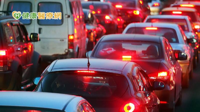 過年塞車憋尿憋出尿道炎？　營養師教你6招飲食預防法