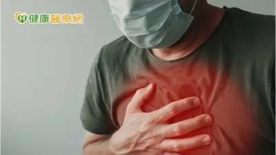 中年男高燒胸痛3天　X光驚見「肺開洞性腫塊」