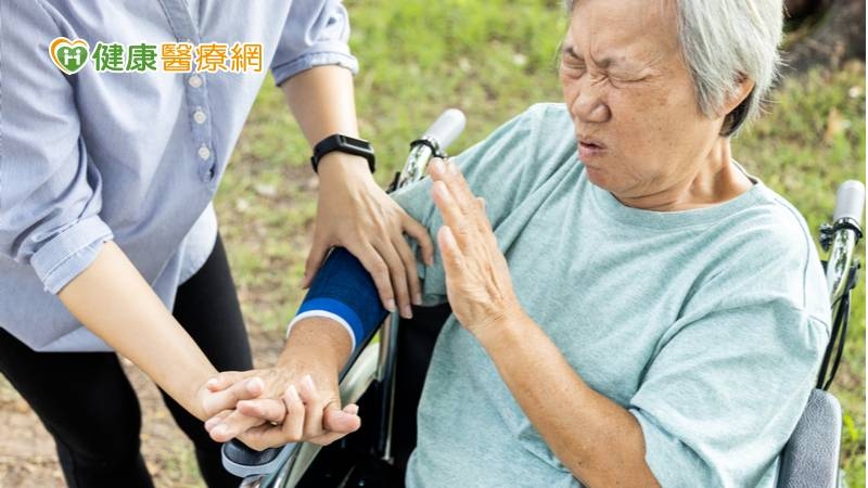 手舉不起來恐不是50肩！  　50歲婦人梳頭髮沒氣力竟是免疫疾病