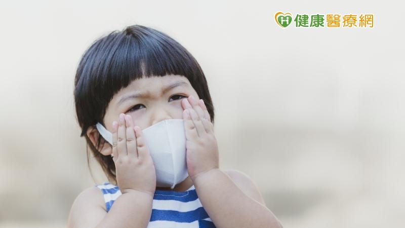 腸病毒在發病前幾天，喉嚨與糞便就有病毒存在，5歲以下嬰幼兒為腸病毒重症高危險群，如發現有8大重症前兆，應儘速送到大醫院接受治療。