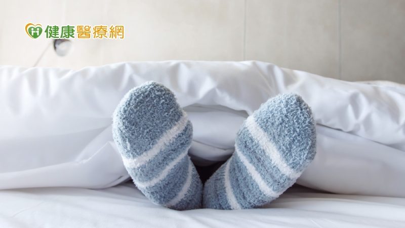 穿襪子睡覺能改善睡眠？醫師：需更多研究釐清　但有「這」好處