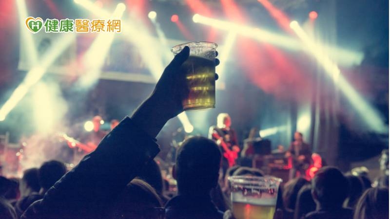 未滿15歲開始飲酒罹酒精疾患風險高5倍！  小心斷送一生