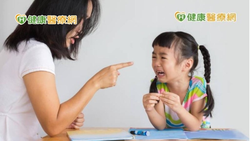 小孩在外大聲挑釁怎麼教？　專家教你一句話回應