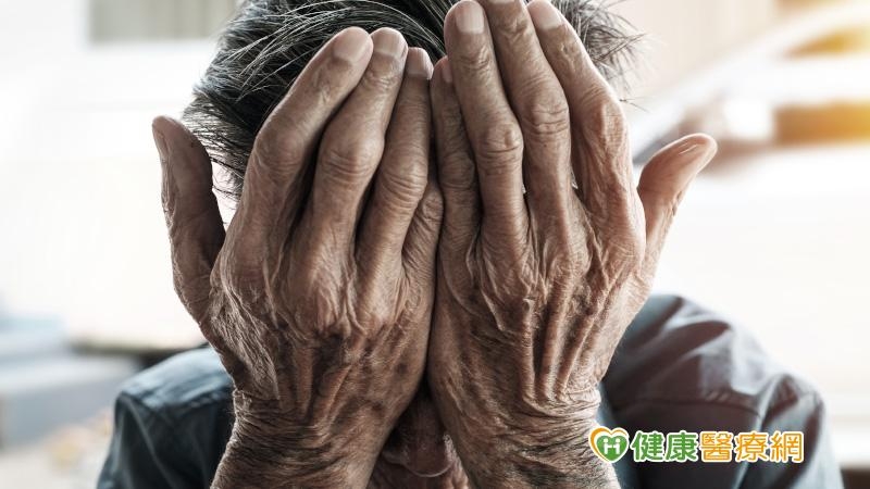 如何與失智症長輩相處？　醫師帶你了解失智症、照護守則