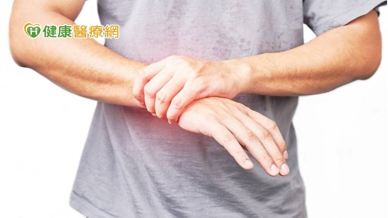 30歲機車族連催油門都痛！ 竟是「長期1動作」害三角纖維軟骨損傷