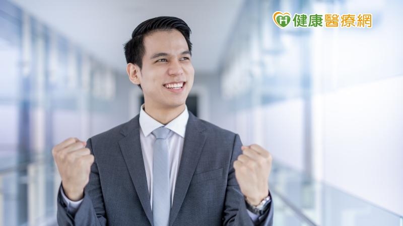 上班族想要擺脫憂鬱，可以先了解壓力的來源，寫下自己在何種情況下會有壓力？並在工作和休閒之間找出平衡的方式、紓解壓力。 