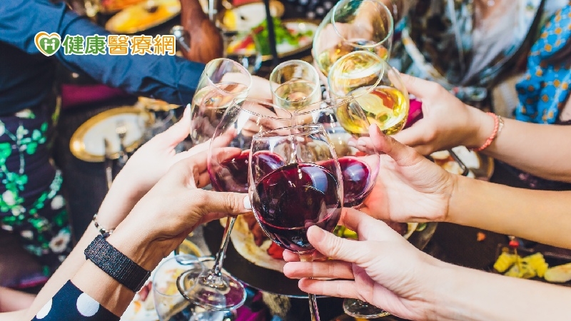 拚酒吐好幾碗公鮮血！　肝硬化併發食道靜脈瘤險把命拚掉