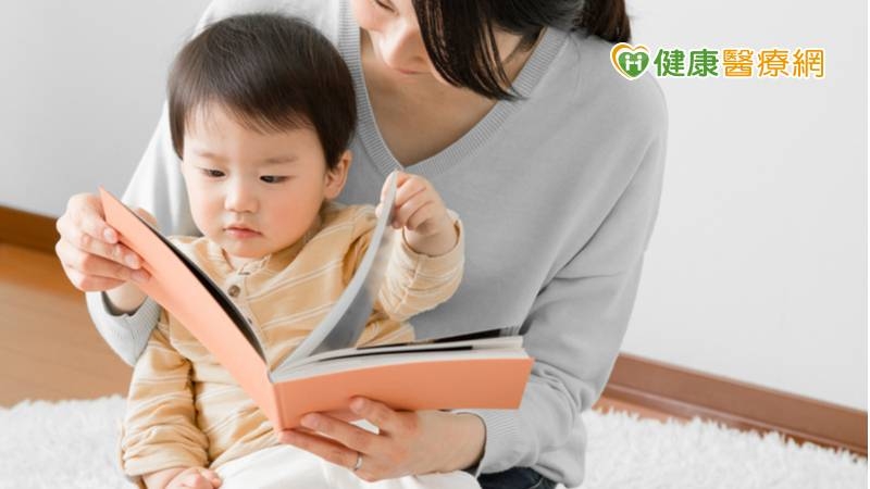 李婕瑜語言治療師鼓勵家長帶著孩子，一起透過繪本共讀提升孩子的閱讀力、溝通意願、語言能力