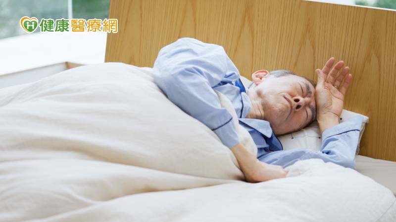 「睡著時才會頭痛」要小心！　50歲後恐與腦部病變有關