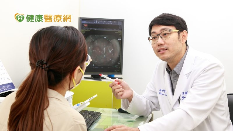 北醫新國民腸胃內科林倬瑋醫師特別提醒，年節的零食精製醣且熱量高，吃完後容易讓血糖波動起伏建議在家或外出散步快走15~30分鐘。