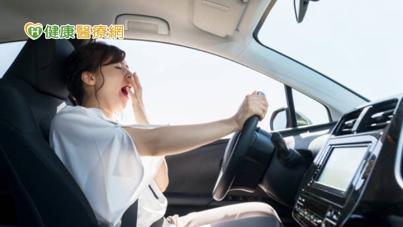 過年塞車塞到愛睏　想吃點食物提神？營養師：最好避免3類食物