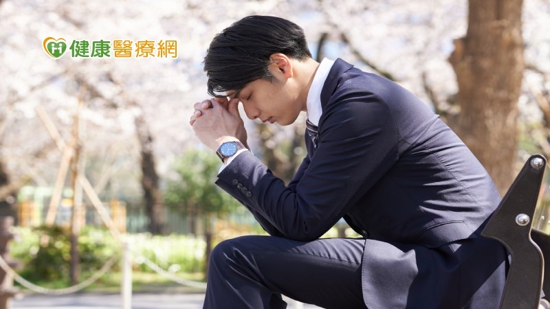 搭不上話、包袱過重　職場邊緣人生存守則