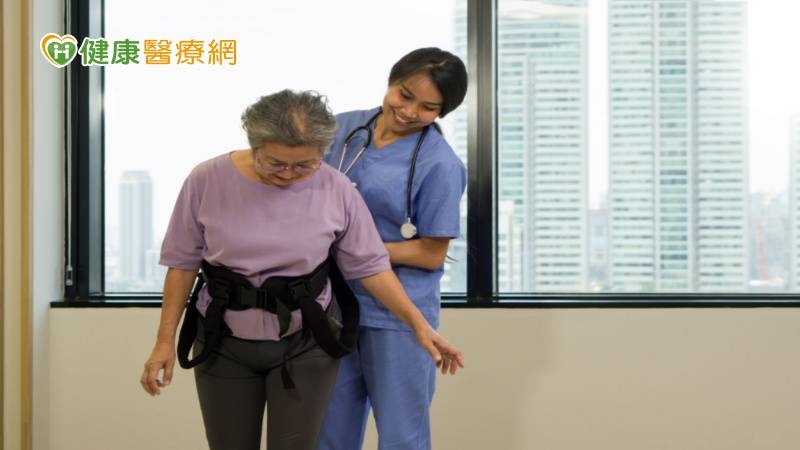中風後復健好物　「轉位帶」站立超好用