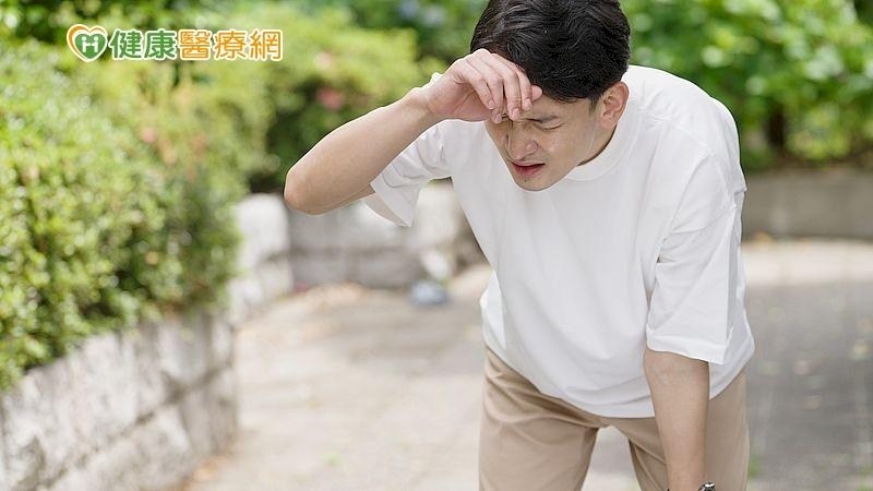 突然眼前一黑或腳步蹣跚是警訊？　頭暈、不穩、手腳發麻的處理對策