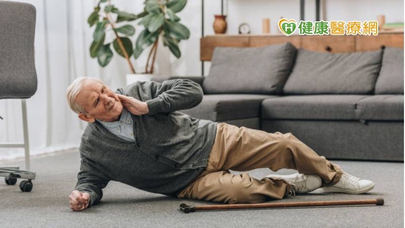 男子餐敘酒後摔斷頸椎險癱！ 緊急動刀除「病母」救命