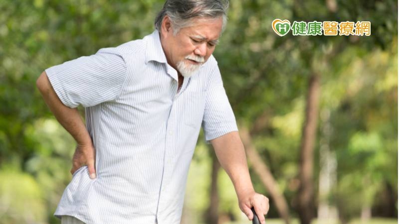7旬翁不明原因背痛　就醫檢查竟是骨鬆致「壓迫性骨折」
