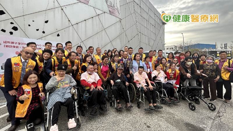 一家三口罹小腦萎縮症靠81歲父養　獅子會贈復康巴士助圓夢