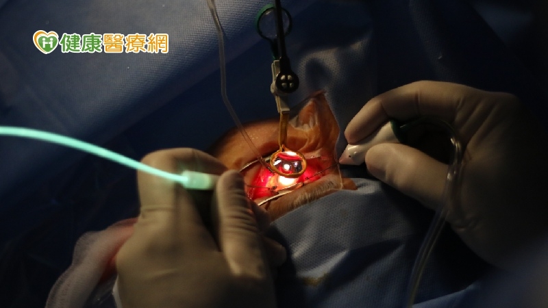 8旬父視網膜剝離近全盲　醫提醒品冠也有高風險